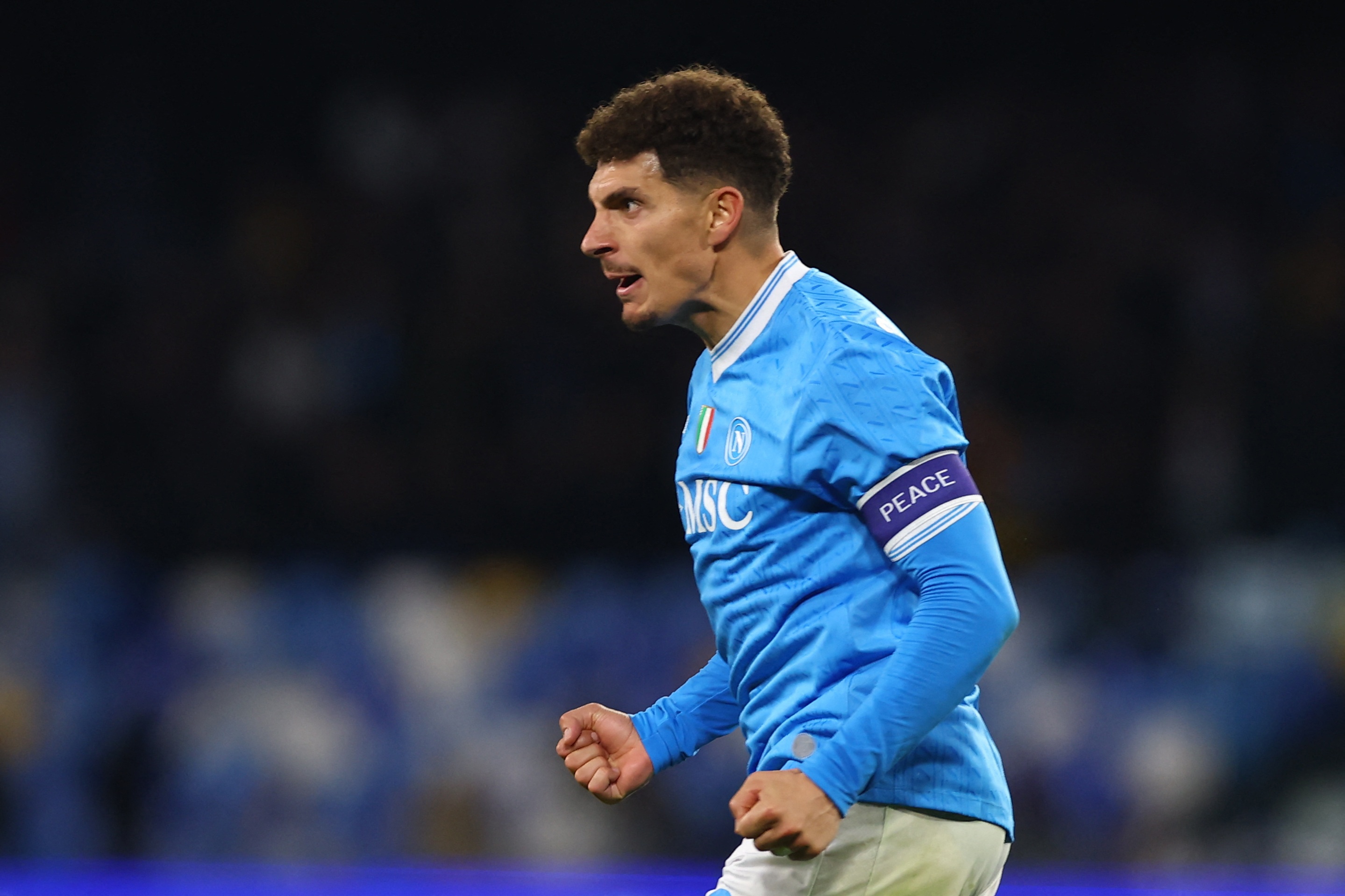 库明加本季在老鹰场均21.3分7.7板&命中率67% 在勇士12.1分5.9板