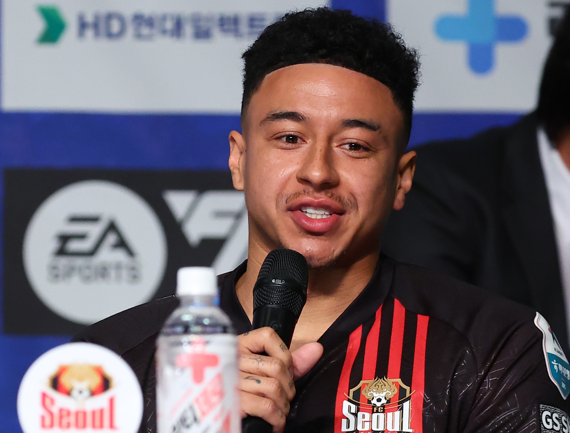 库明加本季在老鹰场均21.3分7.7板&命中率67% 在勇士12.1分5.9板